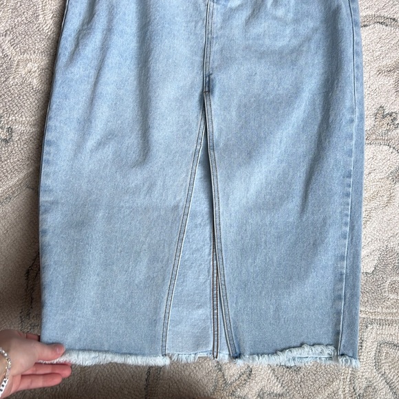 Show Po JANEVE MIDI SKIRT - FRONT SPLIT DENIM SKIRT IN MID WASH - Picture 4 of 6